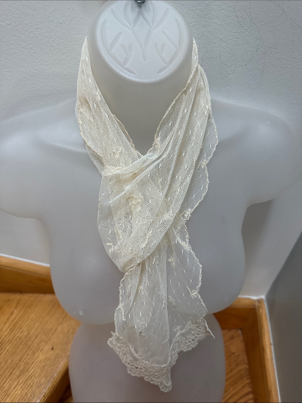 VTG -inspired, romantic, Edwardian-style oblong neck scarf/cravat.